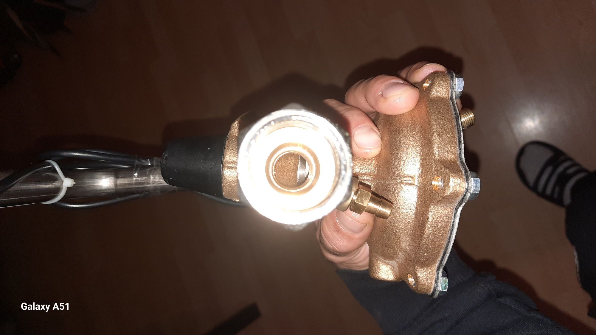 Regulator roznicy cisnien z regulacją przepływu