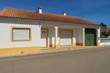 Moradia T5 com Quintal, Garagem e Sótão Amplo à Venda.