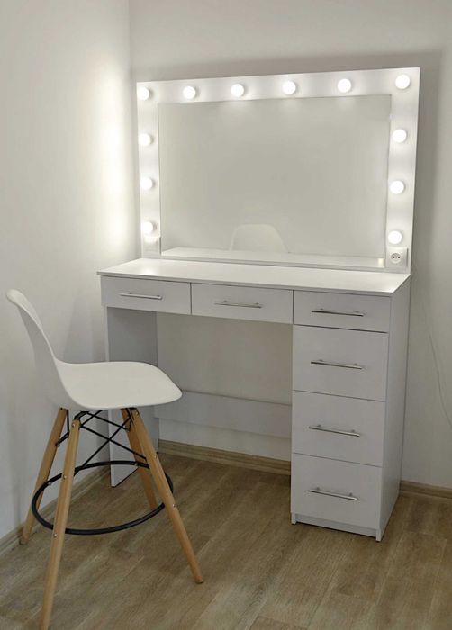 Професійний макіяжний туалетний столик з підсвіткою, під високий стул