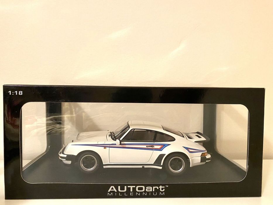 Модель Autoart 1/18  PORSCHE 911 930 Turbo