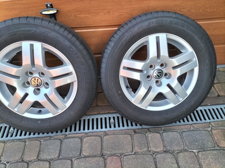 Komplet felg aluminiowych z oponami letnimi do VW Golfa 4