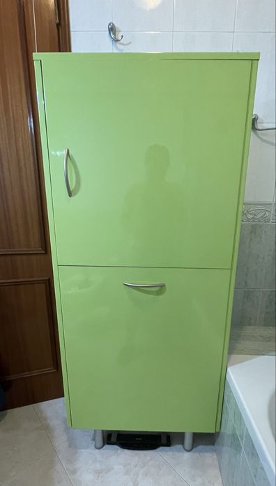 Movel casa de banho com cesto para roupa