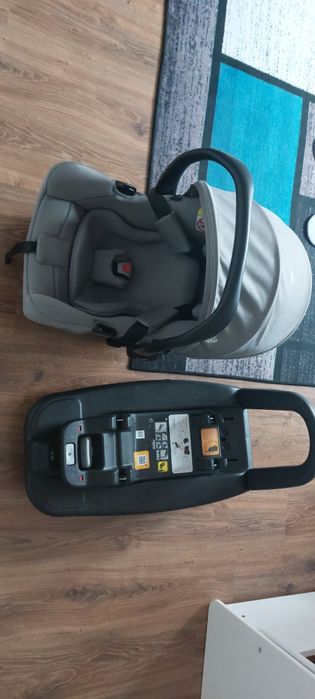 Fotelik samochodowy plus baza