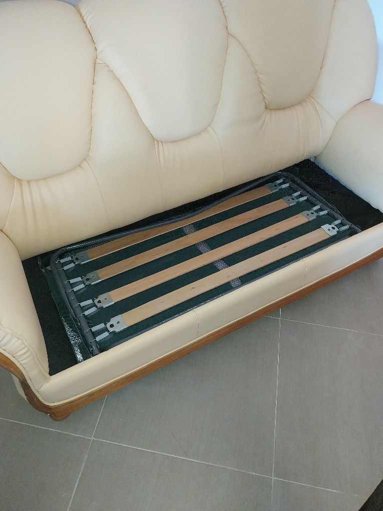 Conjunto de sofá cama com dois cadeirões 

E