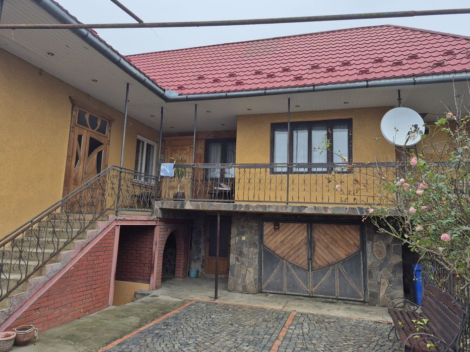 Продаж добротного будинку на два входи.