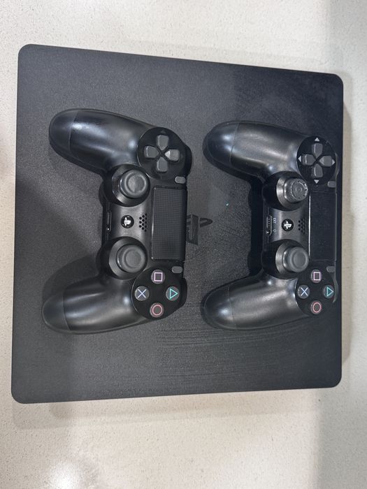 PS4 com Comandos e Jogos