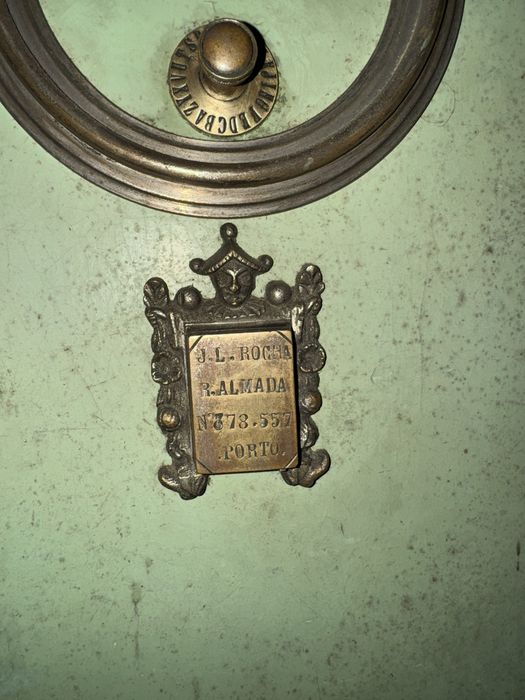 Cofre Antigo J.L. Rocha – R. Almada, Porto | Peça Rara e Decorativa