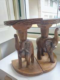 Elefantes em madeira