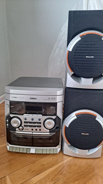 Wieża Philips z kolumnami i anteną