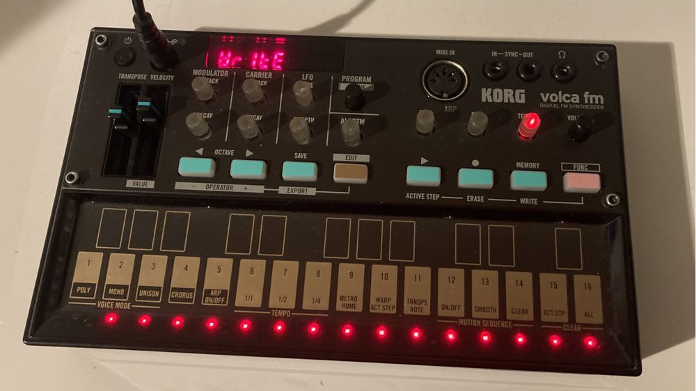 Korg volca  fm синтизатор