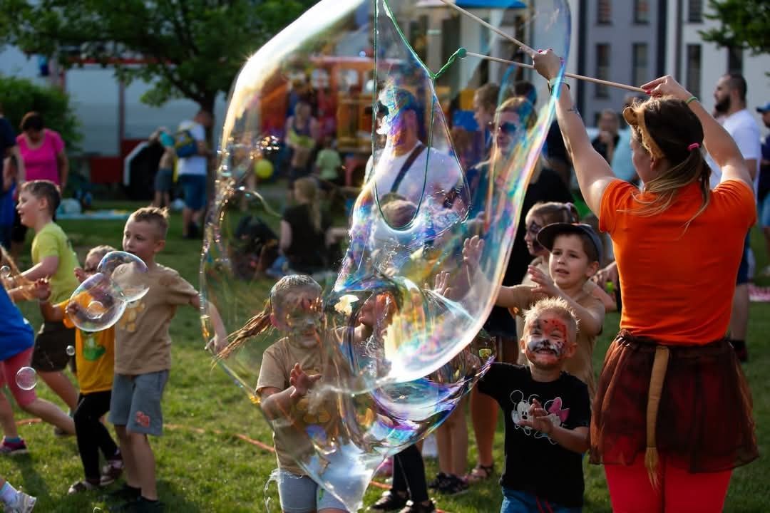Bubble House Jump. Biały Miś. Dmuchany zamek. Animacje