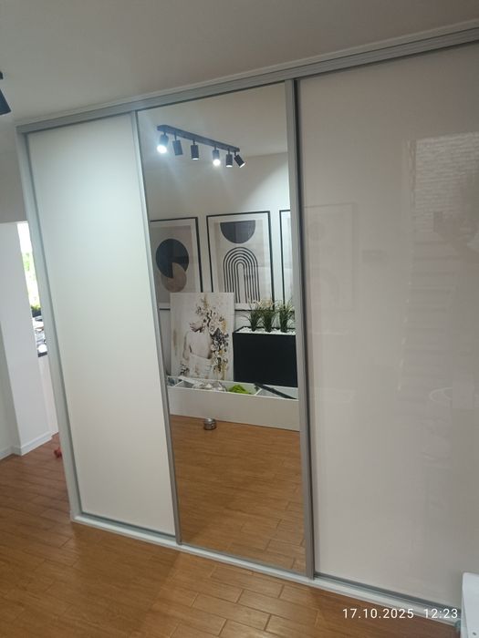 Sprzedam szafę lakierowaną  robioną na wymiar