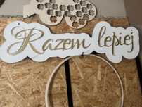 Napis na ścianke Razem lepiej