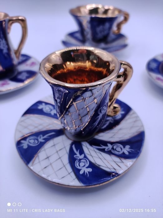 Conjunto de quatro mini chávenas de coleção azul e dourado