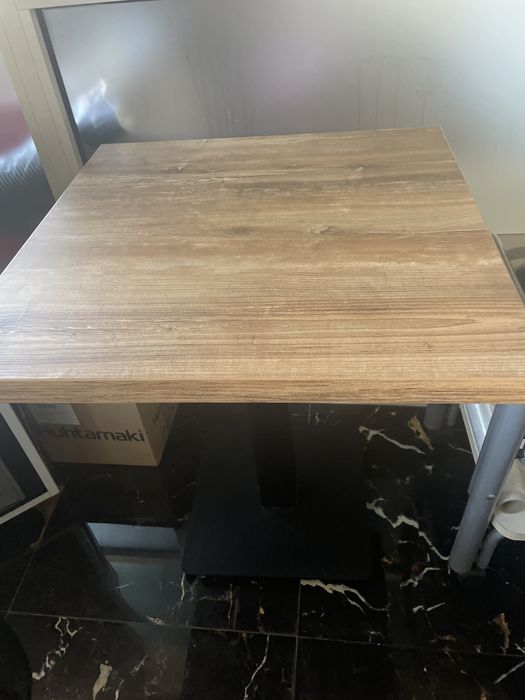 Stolik na metalowej podstawie