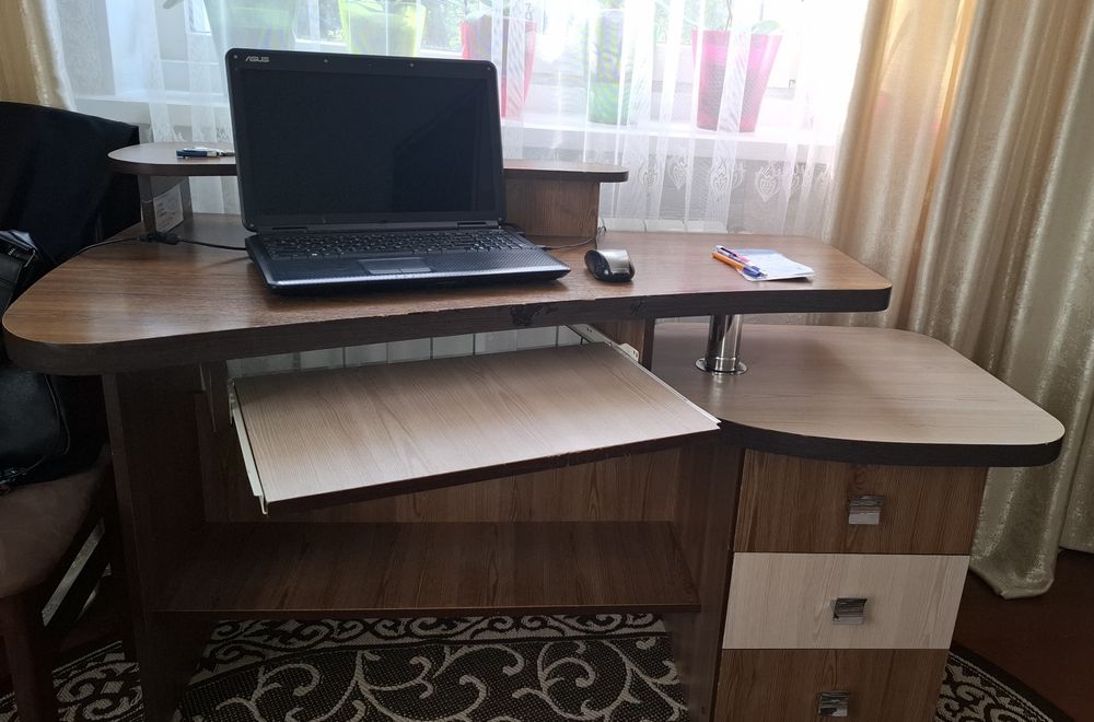 Письмовий стіл з шухлядами