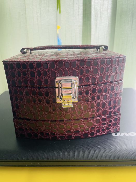 Скриньки  для прикрас , кейси .