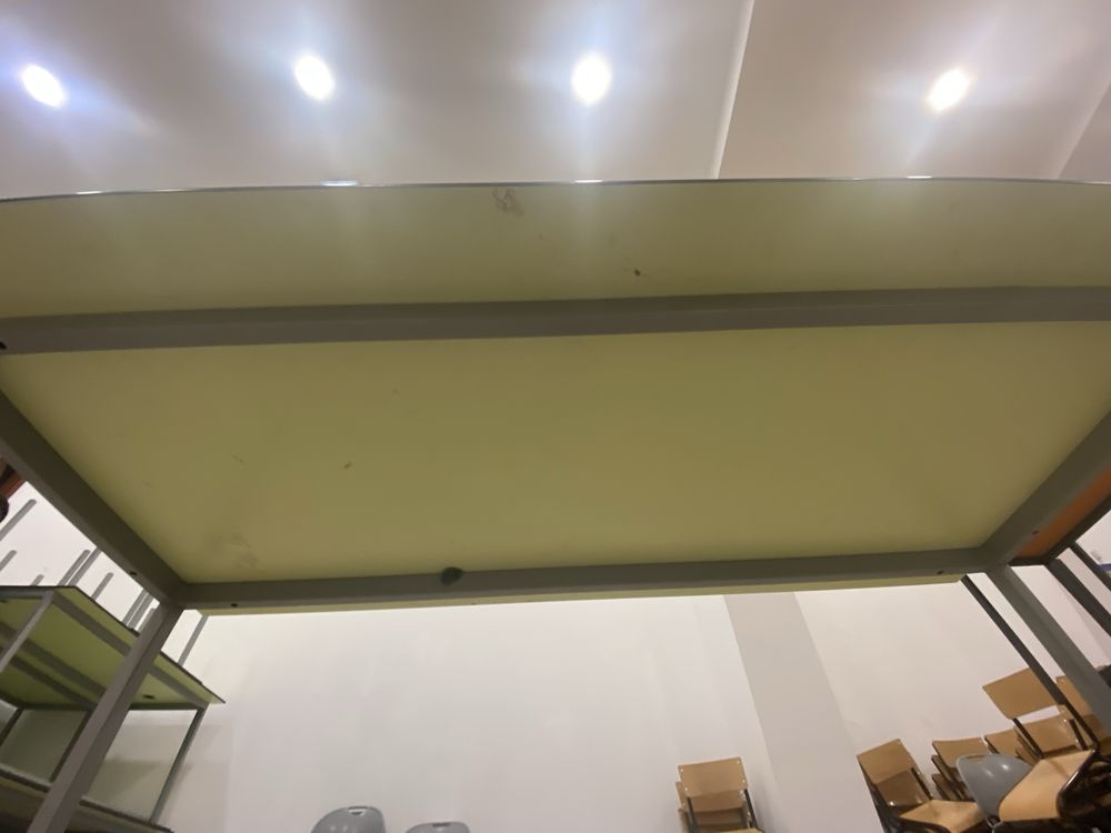 Mesa retangular robusta em tons de verde água