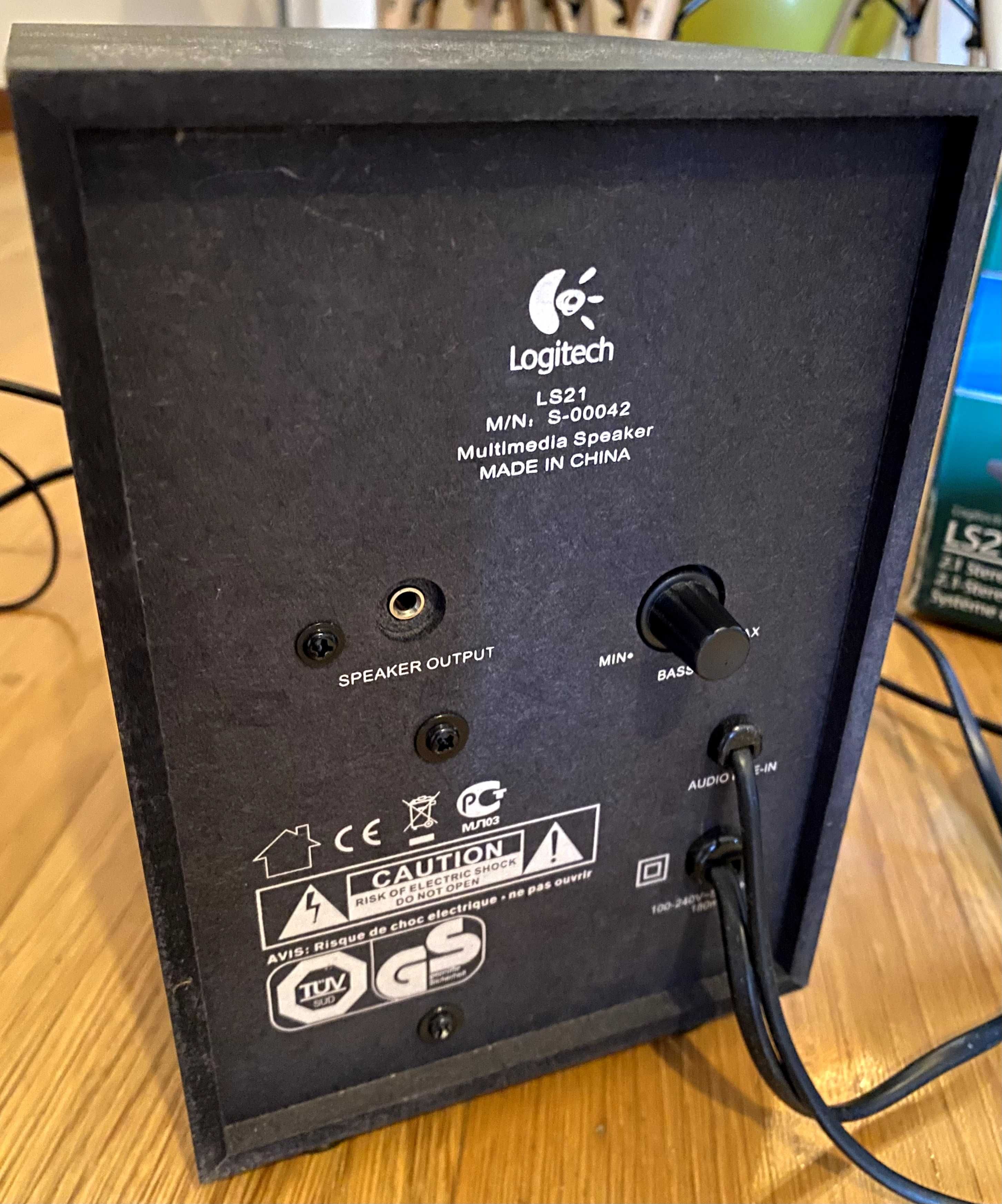 Sistema de som com 2 colunas e subwoofer da marca Logitech