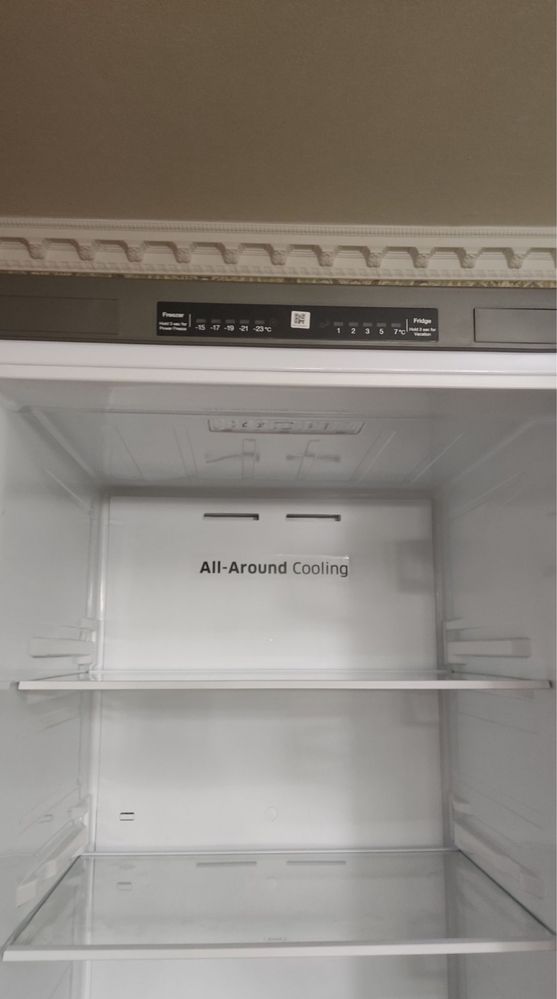 Продам новый холодильник Samsung RB37J5050SA на гарантии.