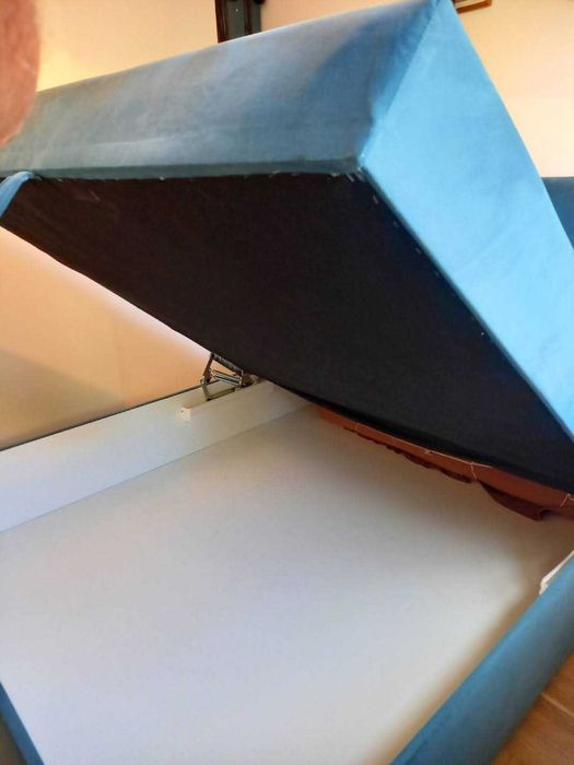 Duże dwuosobowe łóżko kontynentalne z komorą i podnoszonym zagłówkiem