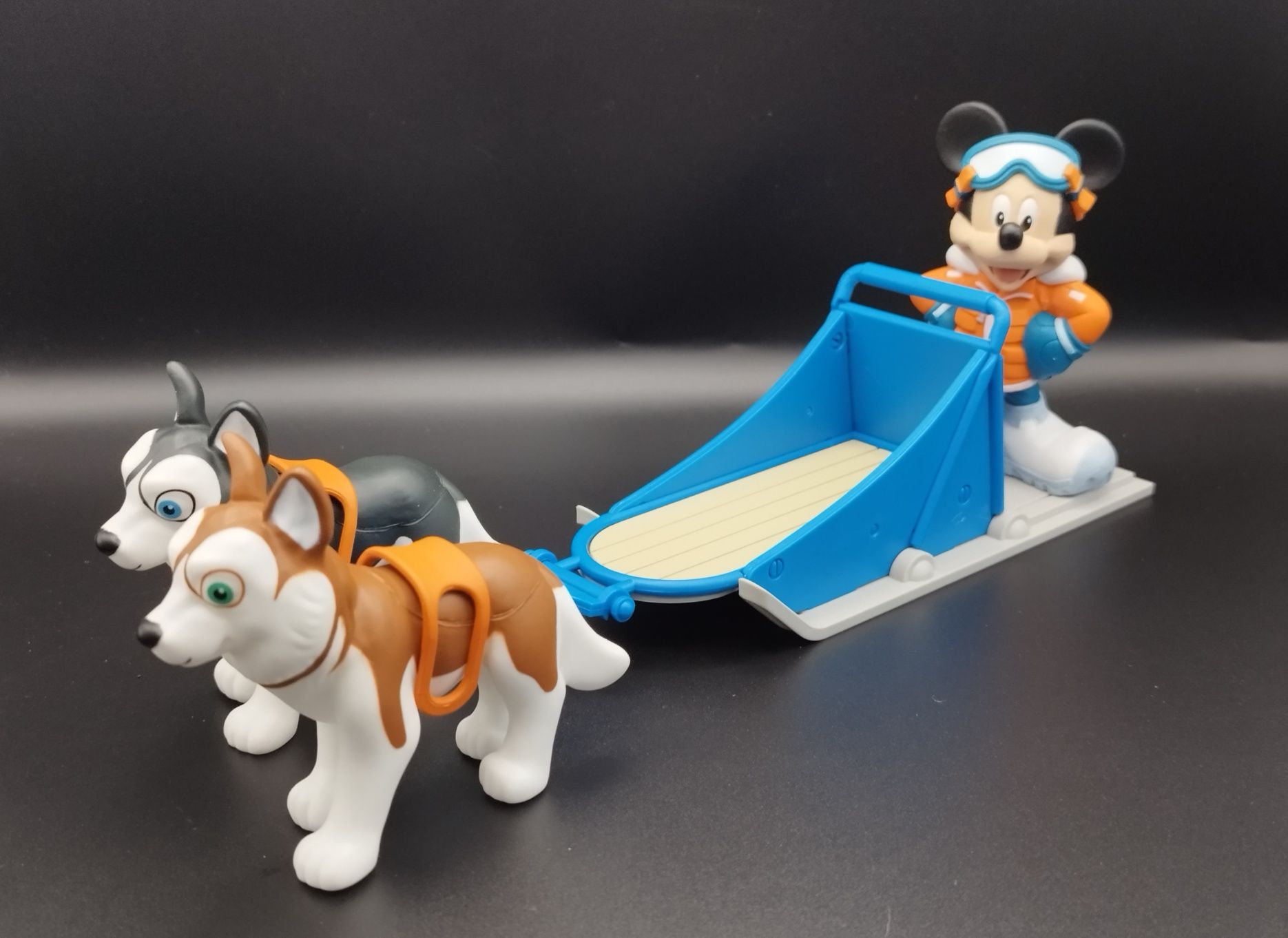 Figurka Disney Myszka Miki + zaprzęg dwa pieski husky