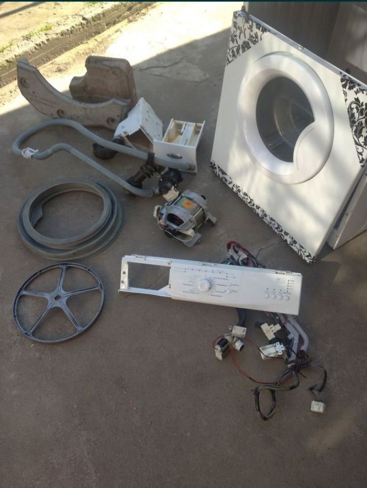 Продам по запчастинам пральну машину Whirlpool