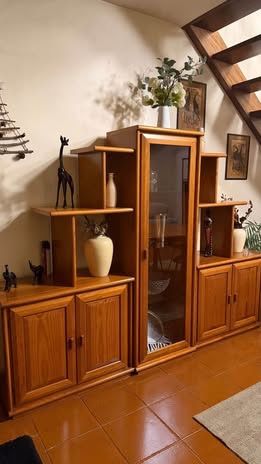 Movel de sala com mesa e cadeiras de refeição.