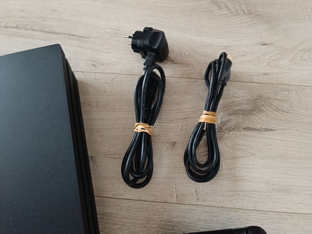 Konsola PS4 Pro 1 TB pad bezprzewodowy gry kabel HDMI