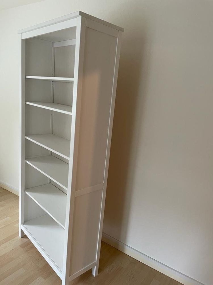 Biały regał Ikea hemnes