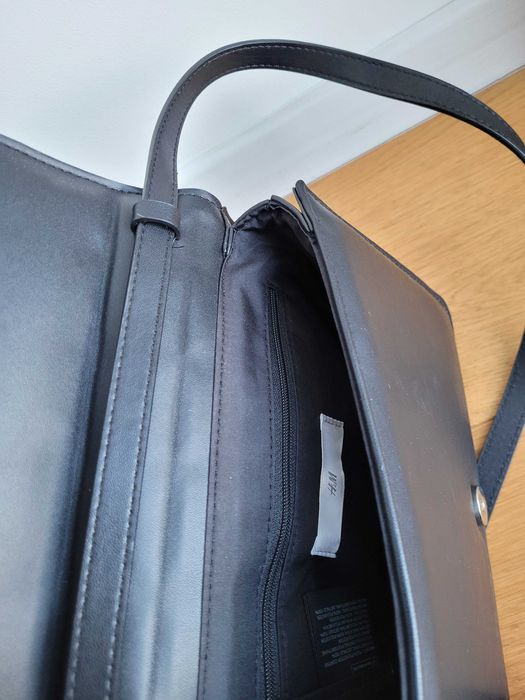 Czarna mała torebka na ramię pikowana