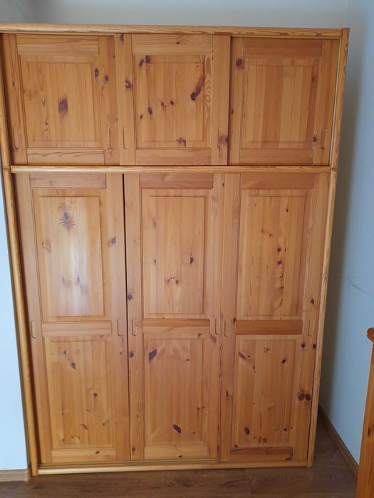 Sosnowa szafa wnękowa