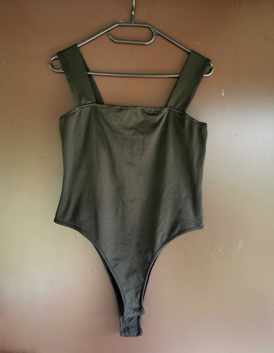 Czarne body na szerokich ramiączkach L Stan idealny Zapinane wygodne