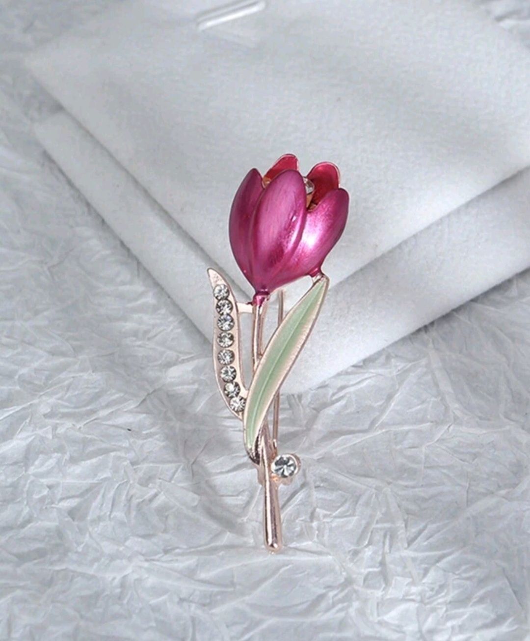 Broszka tulipanki z kryształkami i ze sztuczną perełką
