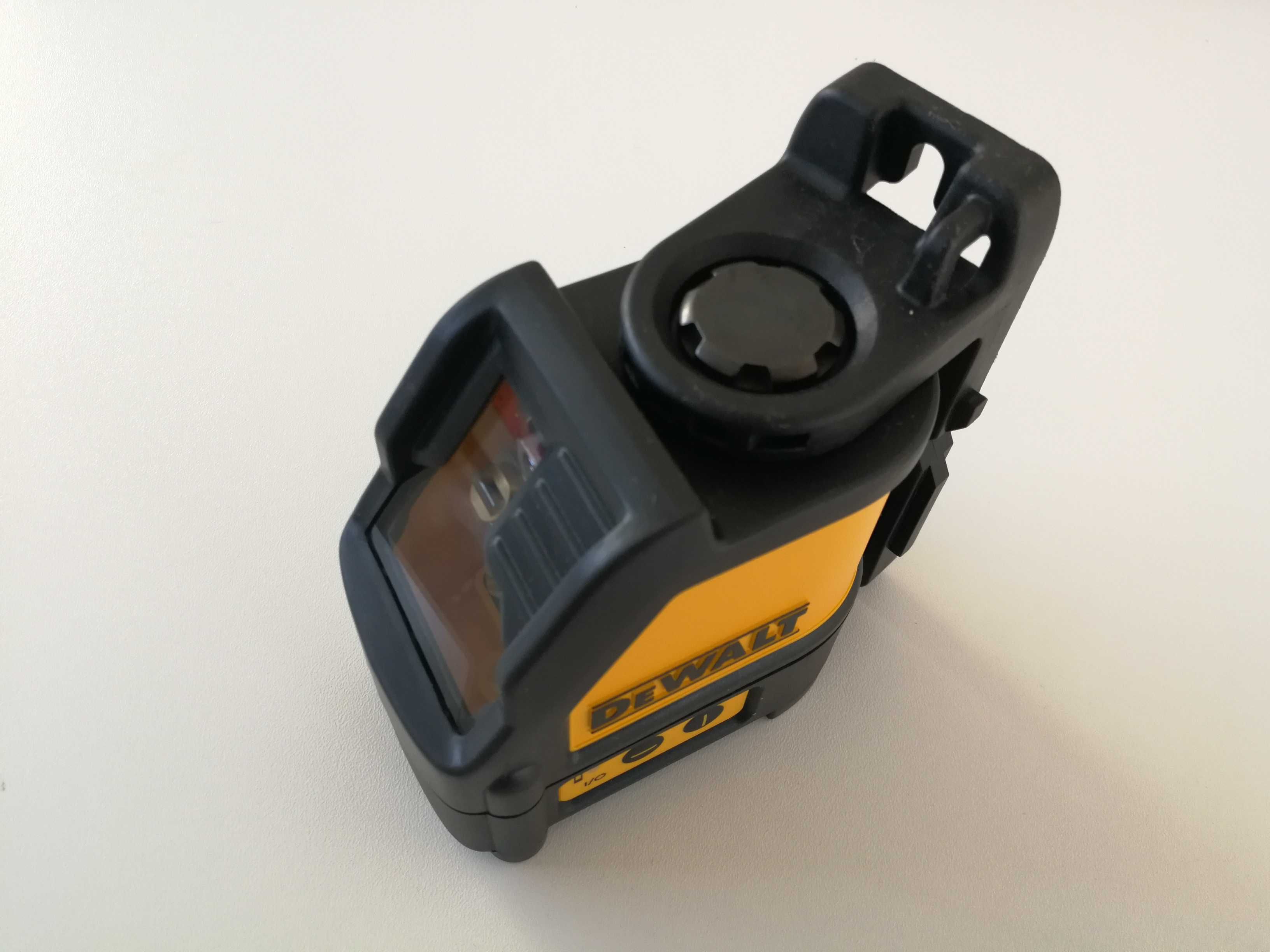 Nowy laser krzyżowy DeWalt DW088 poziomica