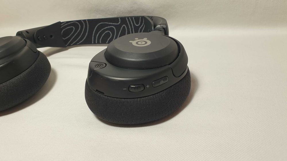 Słuchawki bezprzewodowe SteelSeries Arctis Nova 5 stan BDB.