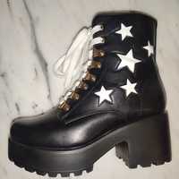 NOVOS - Botins com Estrelas da Koi Footware