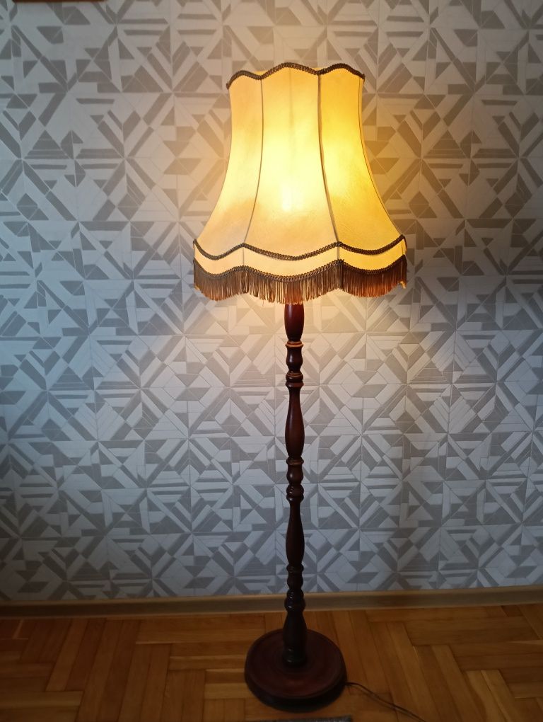 Lampa podłogowa z abażurem