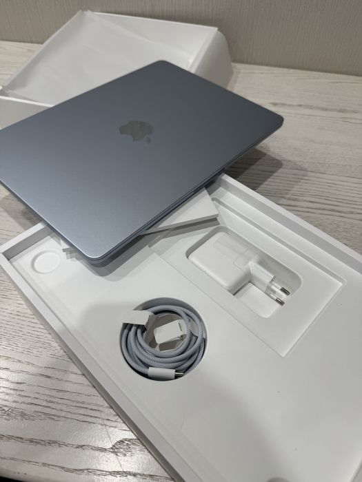 Продам MacBook air m4 13” 16/256 2025  16gb sky blue