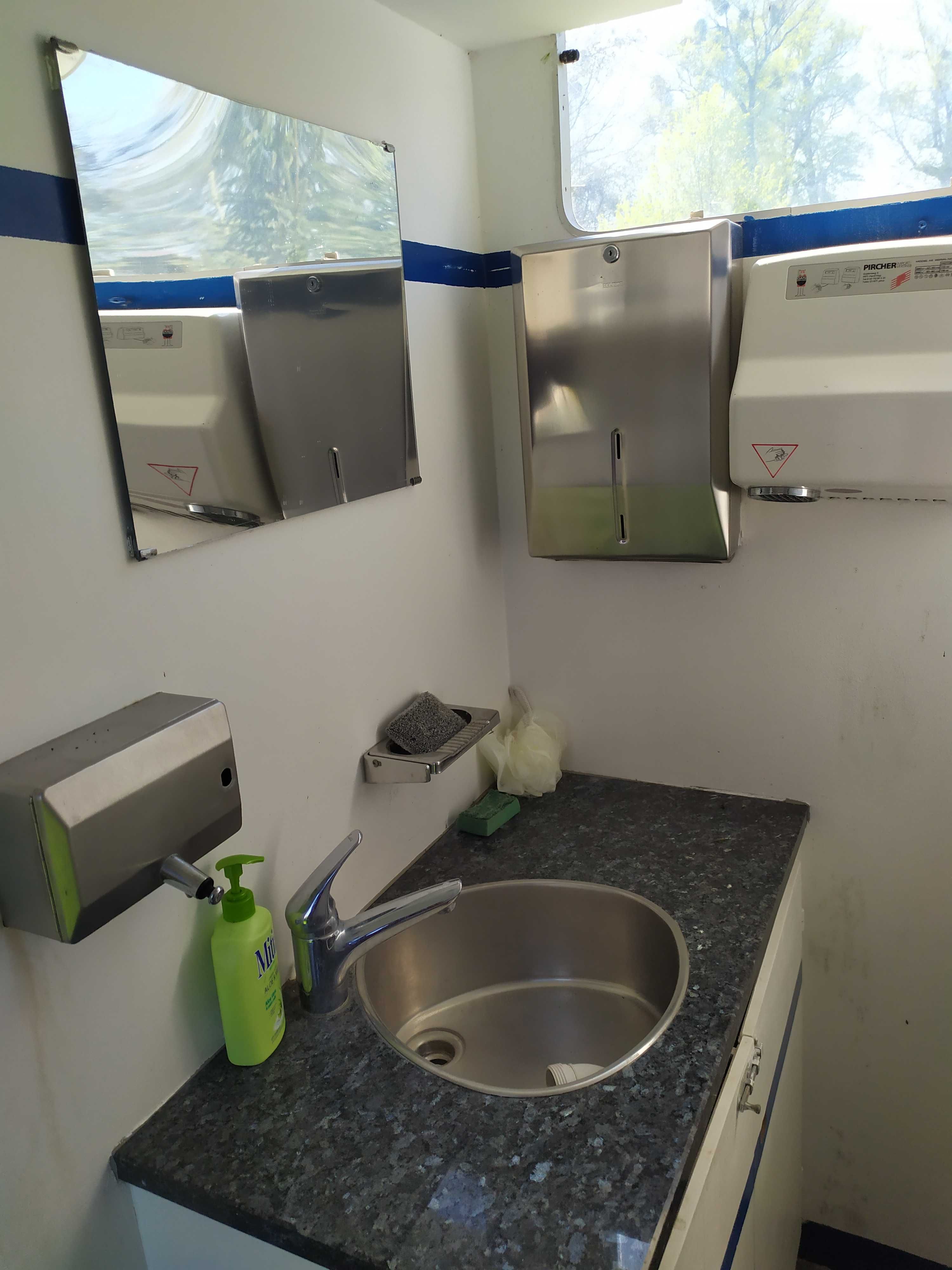 Przyczepa sanitarna 3 x kabina WC + pisuar + umywalki, WC przenośne.