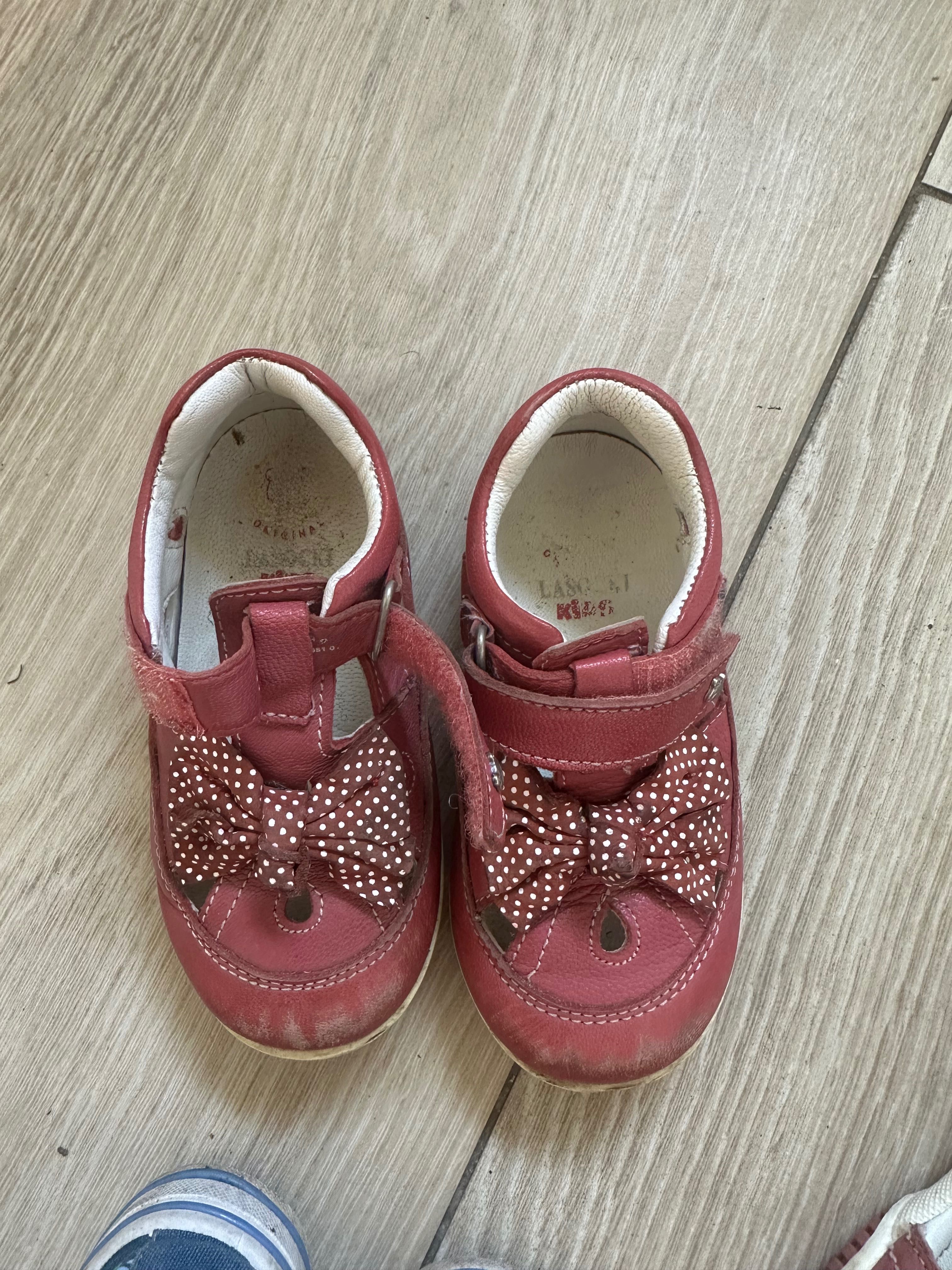 Sandałki, buciki, trampki