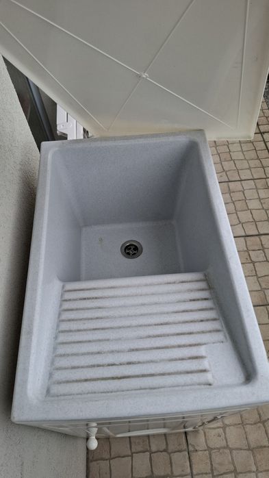 Tanque de lavar roupa com arrumação sem uso