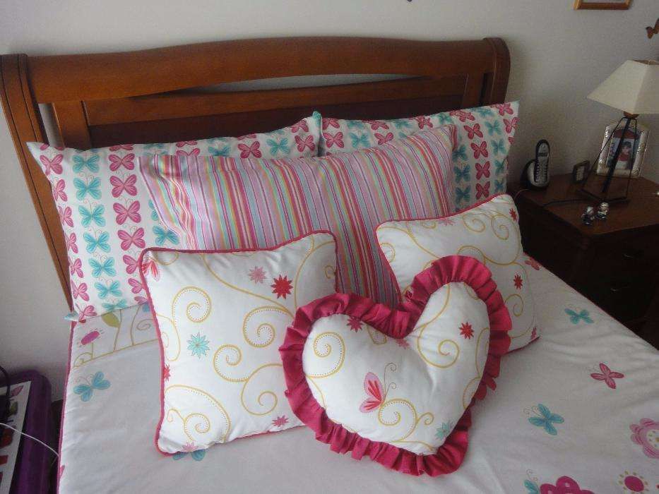 Colcha com Motivos Florais e Borboletas