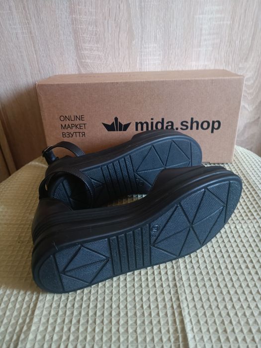 Нові шкіряні босоніжки 37р.