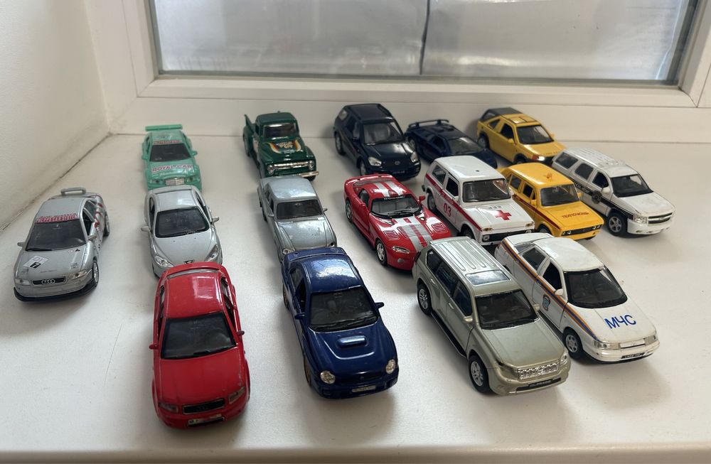 Продам машинки Kinsmart 1/36