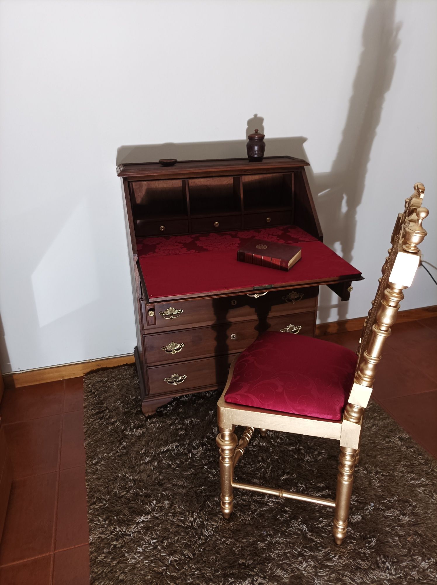 Escrivaninha antiga restaurada estilo D Maria com opção de cadeira .
