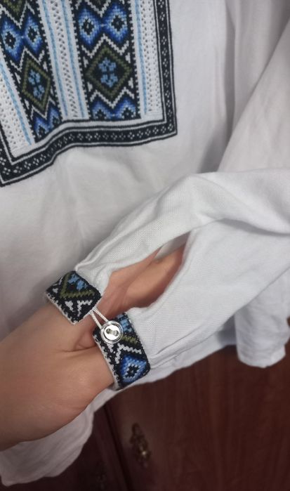 Вишиванка чоловіча урочиста, добре на розмір 48-50, стан - ідеальний