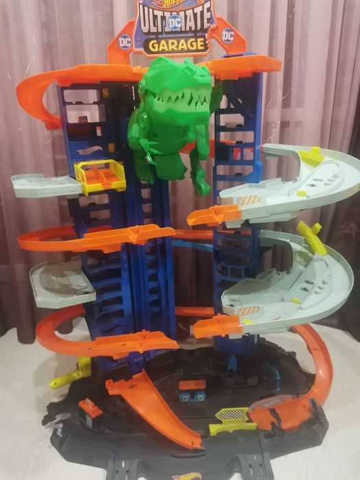 Трек Hot Wheels City Ultimate Garage
Полностью рабочий 
Самый большой