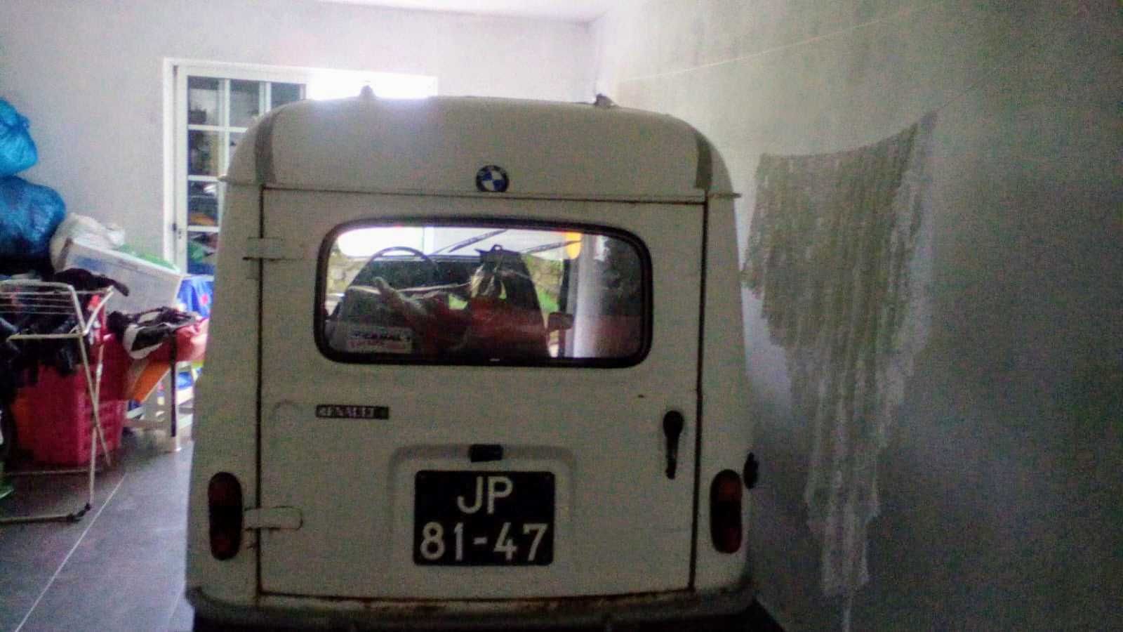 Renault 4 f fase de restauro