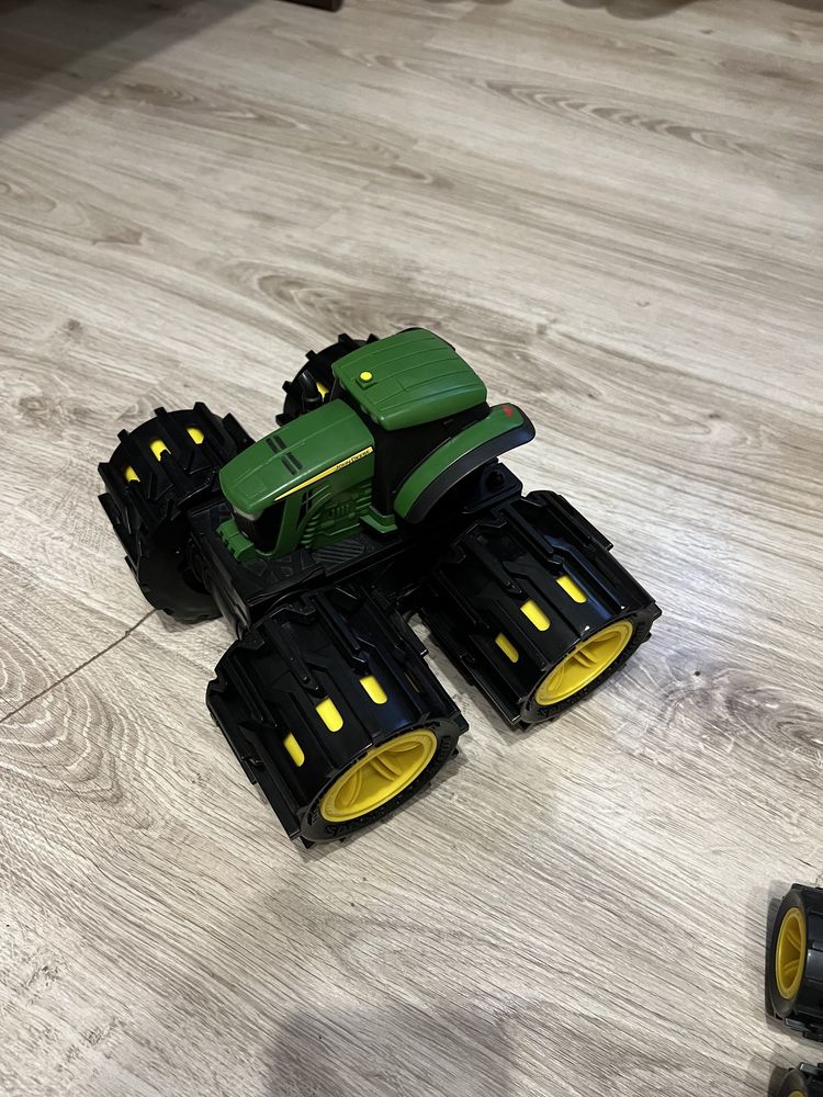 Трактор  John Deere